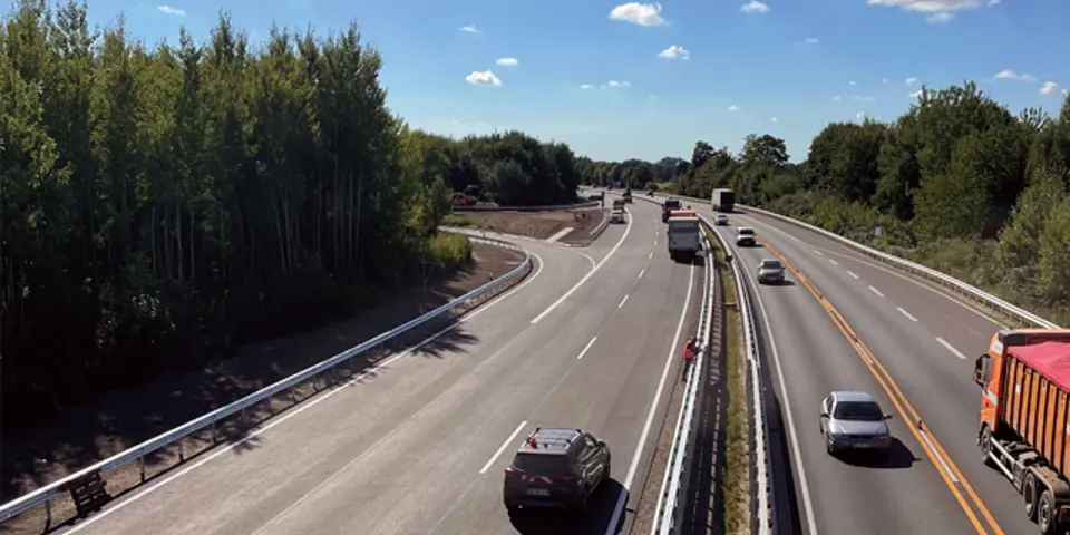 Neue Schutzplanken für die A 21